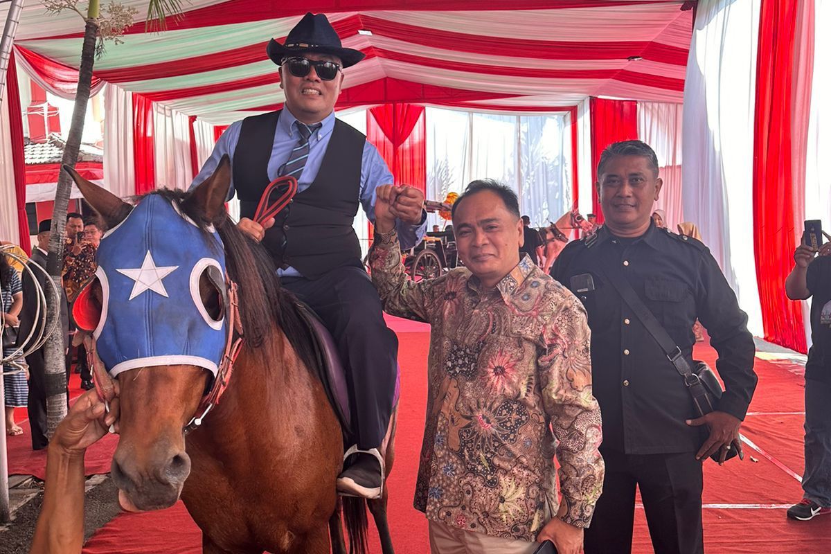Anggota DPRD Kota Kediri, Jawa Timur, Arief Junaidi dari Partai Gerindra hadiri pelantikannya sebagai anggota dewan dengan naik kuda, Rabu (21/8/2024).