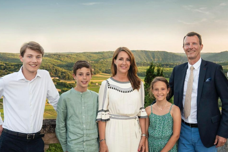 Pangeran Joachim dari Denmark bersama istri dan tiga anaknya dalam salah satu acara kerajaan. Ia memiliki empat anak dari dua pernikahan yang berbeda.
