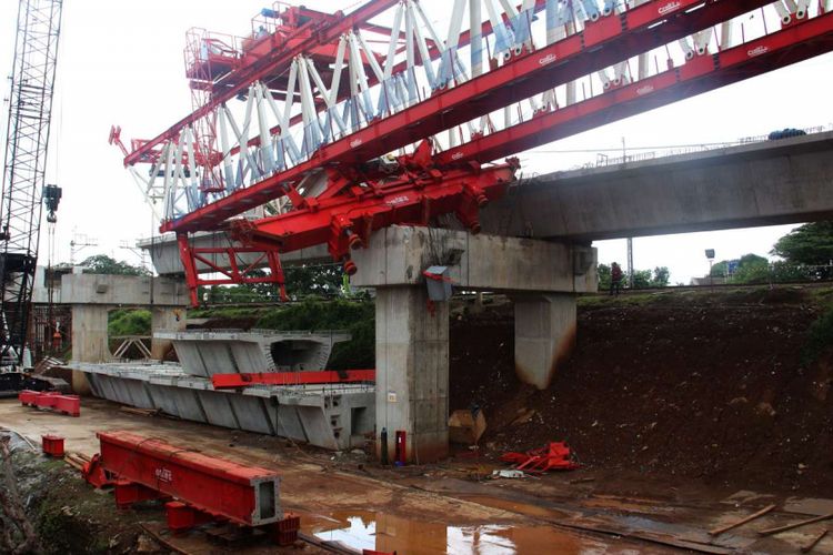 Kondisi pasca ambruknya crane proyek Double Double Track (DDT) di Kampung Melayu, Jatinegara, Jakarta, Minggu (04/02/2018). Alat berat yang ambruk tersebut menewaskan empat pekerja yang masih berada di lokasi kecelakaan.