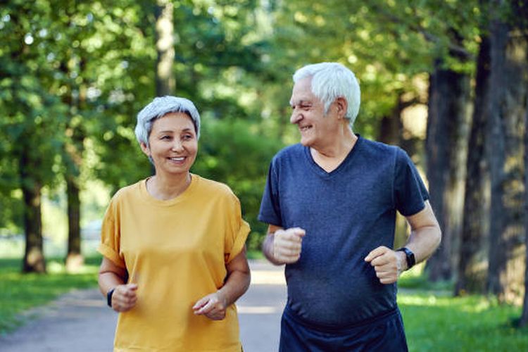 Melakukan aktivitas fisik adalah salah satu dari 10 langkah sehat untuk lansia.
