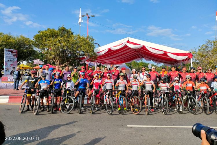 Ajang balap sepeda bertajuk Gubernur Kalteng Cup Road Race 2022 telah sukses bergulir di Palangkaraya, Sabtu (20/8/2022).