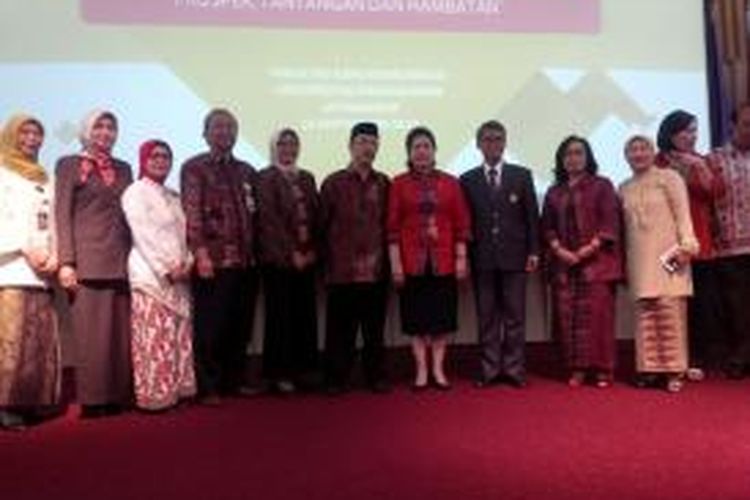 Menteri Kesehatan Nila Djuwita F. Moeloek bersama Rektor Universitas Padjadjaran (Unpad) Bandung dalam Simposium Nasional Komunikasi Kesehatan Dies Natalis ke-55 Fikom Unpad. 