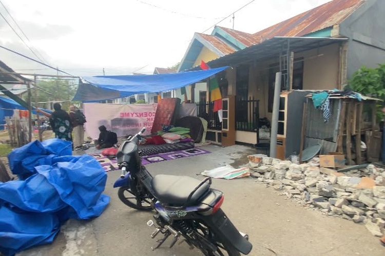 Warga di Kampung Racak, Kecamatan Reok, Kabupaten Manggarai berhamburan di jalan karena gempa yang terjadi pada Kamis pagi (20/8/2026)