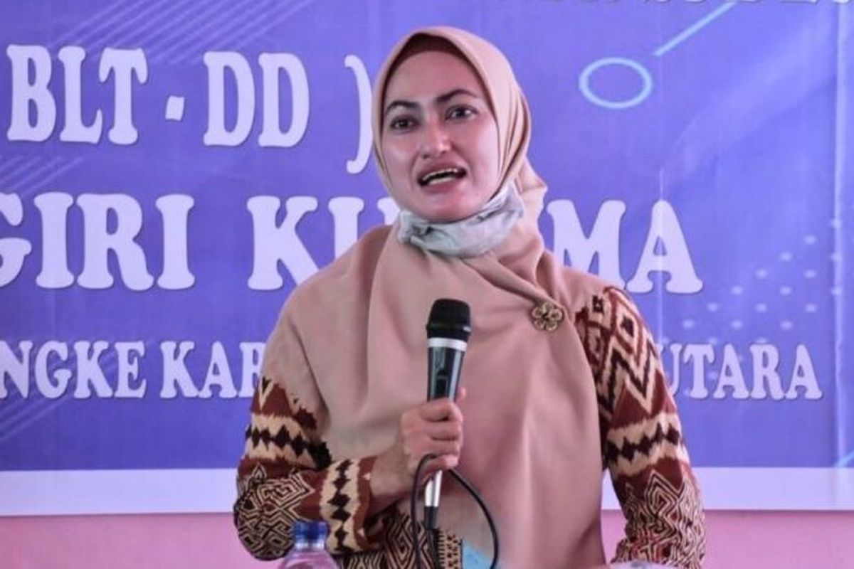 Bupati Luwu Utara, Indah Putri Indriani saat memantau penyaluran BLT-DD mengapresiasi warganya yang sadar ditengah pandemi covid-19, Jumat (29/05/2020)