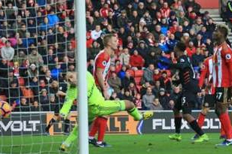 Daniel Sturridge mencetak gol bagi Liverpool pada pertandingan Premier League di kandang Sunderland, Senin (2/1/2016).