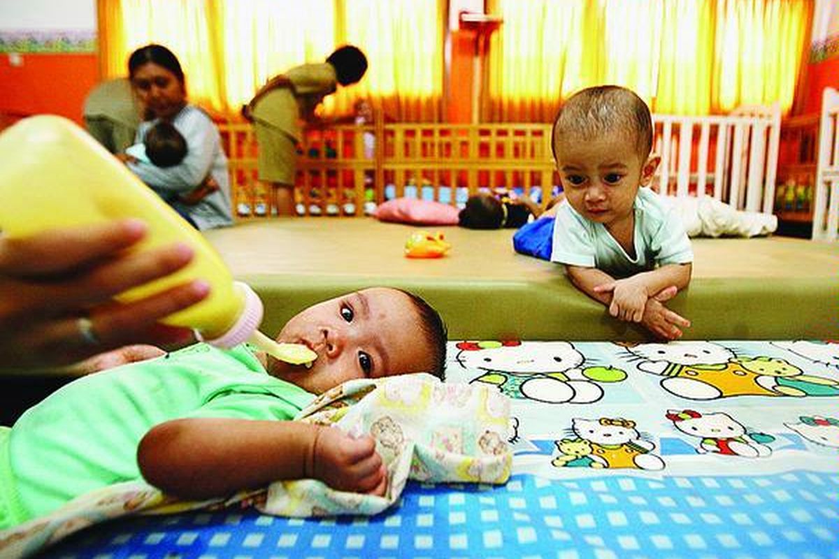 Petugas Panti Sosial Tunas Bangsa, Cipayung, Jakarta, memberikan makanan padat kepada bayi berusia di bawah satu tahun, Rabu (20/1). Karena tidak mendapatkan air susu ibu, bayi-bayi tersebut terpaksa diberi susu formula untuk memenuhi kebutuhan nutrisi tumbuh kembang mereka.