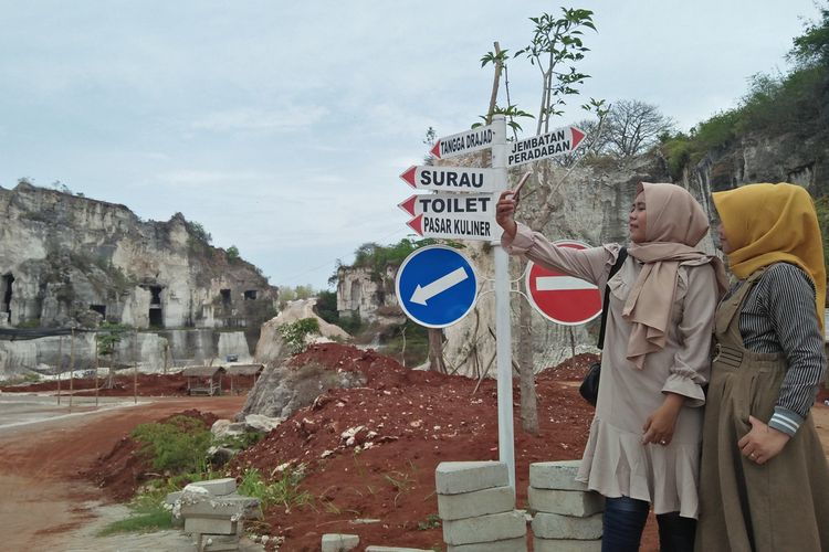 Pengunjung saat melakukan swafoto di wahana Wisata Setigi yang berada di Desa Sekapuk, Kecamatan Ujungpangkah, Gresik.