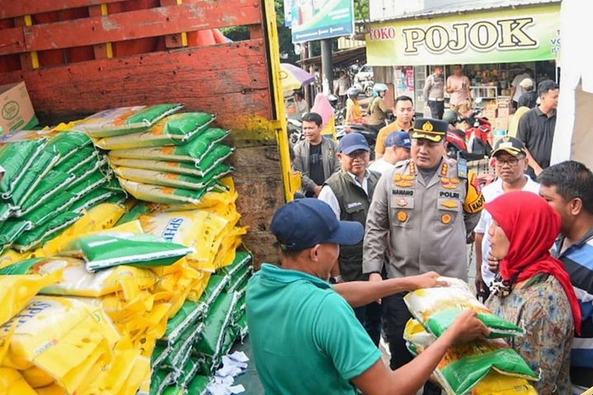 Kapolresta bersama Wakil Bupati Banyuwangi saat meninjau proses distribusi beras murah 