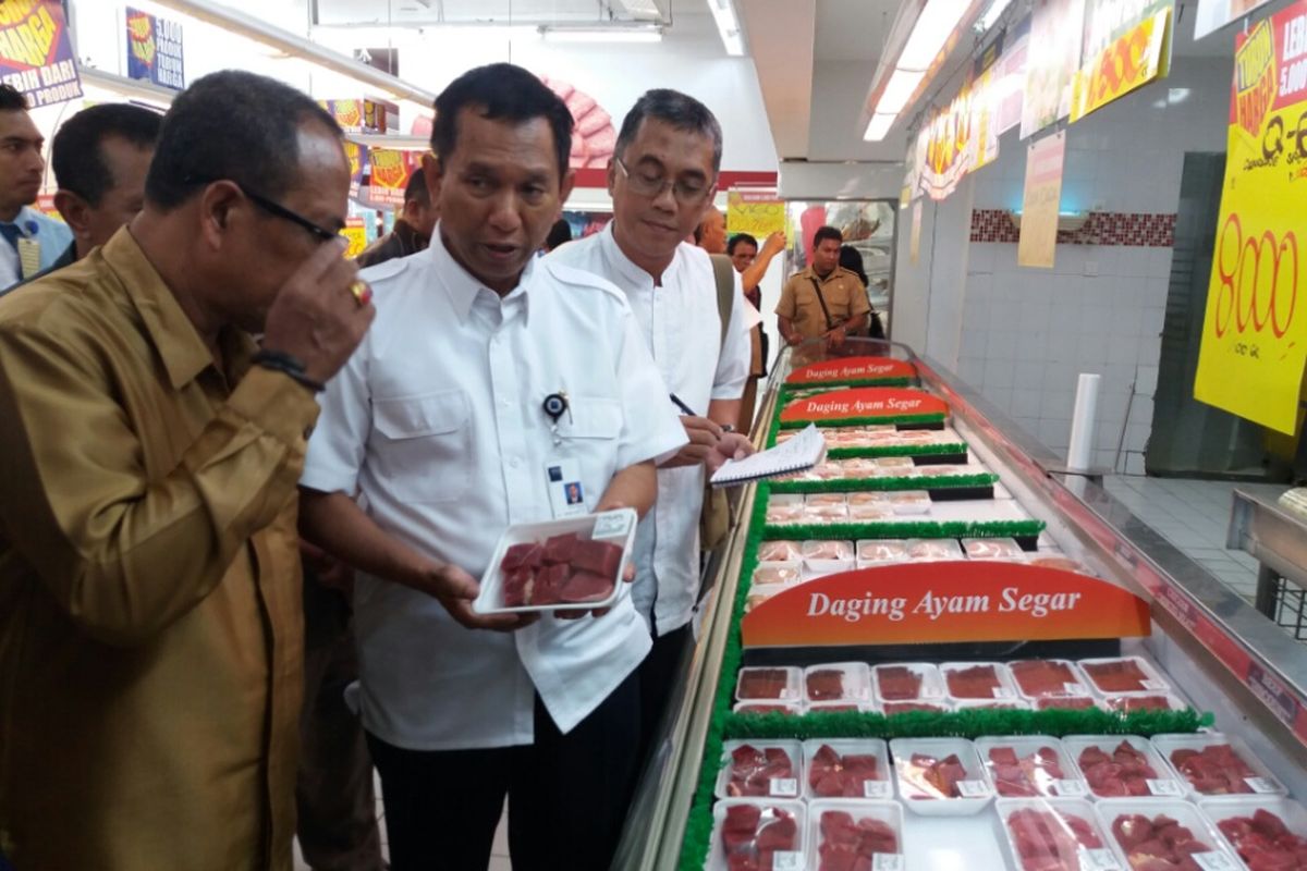 Staf Khusus Menteri Perdagangan Bidang Hubungan Internasional Dody Edward, saat melakukan pemantauan harga daging di Hypermart Bundaran PU Kota Kupang, Selasa (9/5/2017)
