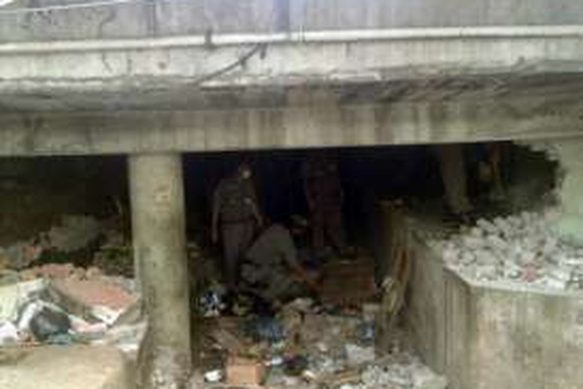 Gubuk liar di kolong Stasiun Sudirman, Kelurahan Setiabudi, Kecamatan Setiabudi, ditertibkan petugas Satpol, Rabu (30/11/2016).