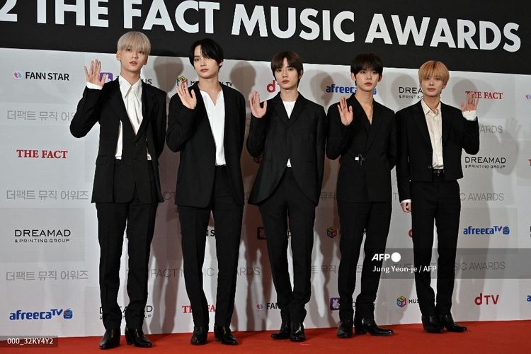 Boy group Tomorrow X Together atau TXT berpose di karpet merah The Fact Music Awards 2022 yang digelar di KSPO Dome di Seoul, Korea Selatan pada 8 Oktober 2022. 