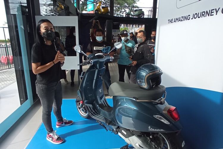Motoplex memperkenalkan Vespa limited edition di dealer barunya di Yogyakarta, Jumat (3/12/2021)