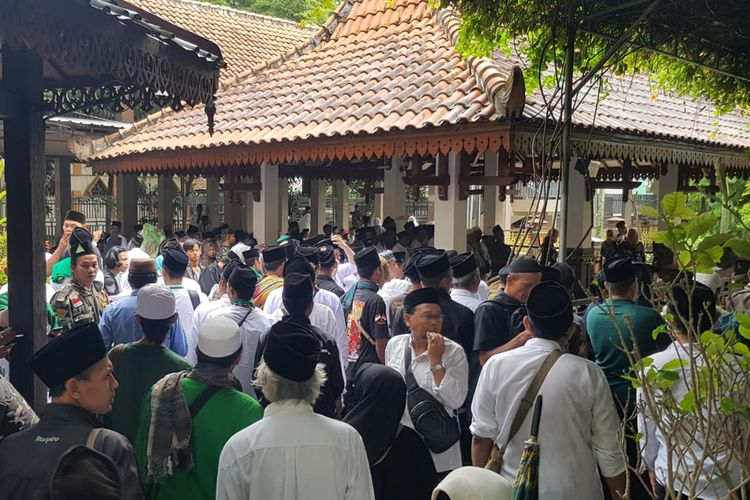 Suasana di kompleks makam Pesantren Tebuireng, Jombang, Jawa Timur, Selasa (7/2/2023). Ribuan orang berziarah ke makam pendiri NU KH.Hasyim Asy’ari, saat peringatan 1 abad usia Nahdlatul Ulama.