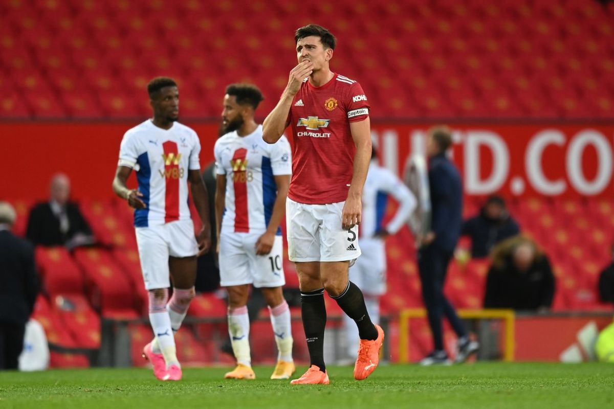 Harry Maguire (tengah) pada laga Man United vs Crystal Palace di Stadion Old Trafford dalam lanjutan pekan kedua Liga Inggris, Sabtu (19/9/2020).