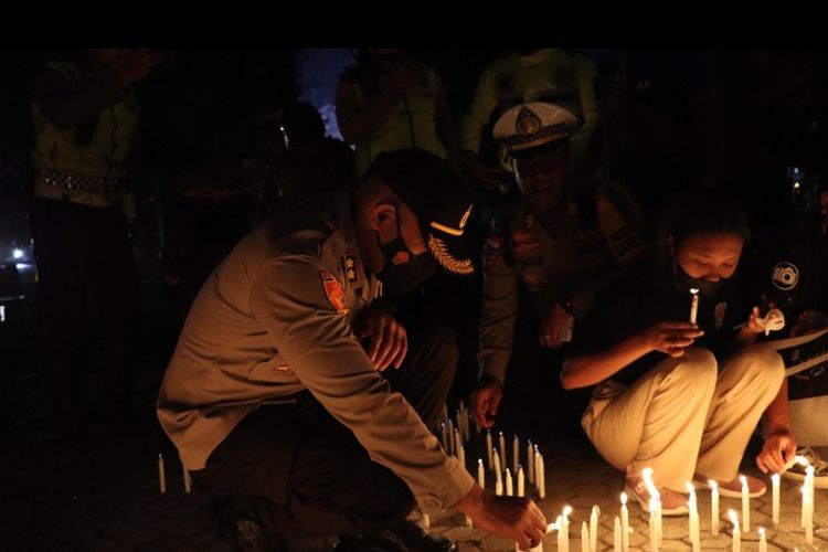 Foto: Kapolres Sikka, AKBP Nelson Filipe Dias Quintas bersama ratusan warga Kota Maumere menyalahkan 1000 lilin untuk korban tragedi Kanjuruhan, Malang di Pelataran Gelora Samador Maumere, Rabu (5/9/2022) malam.