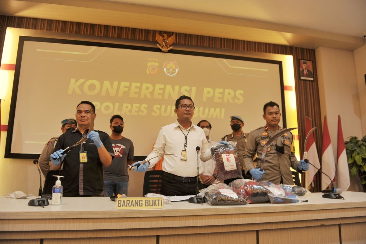 Kepala Satuan Reserse Kriminal Polres Sukabumi AKP Dian Pornomo (tengah) memperlihatkan barang bukti tindakan kekerasan pelajar saat konferensi pers di Palabuhanratu, Sukabumi, Jawa Barat, Senin (19/12/2022).