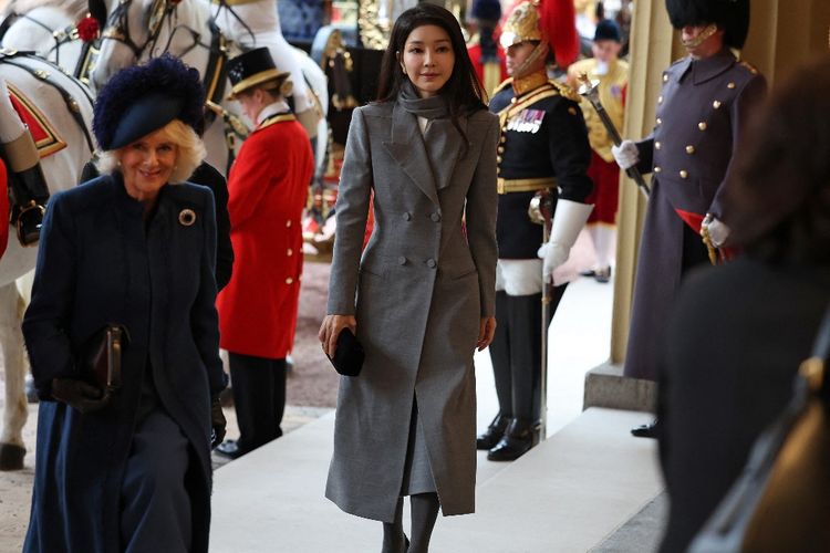 South Korea's First Lady Kim Keon Hee arrives with Britain's Queen Camilla at Buckingham Palace in central London on November 21, 2023, on the first day of a three-day state visit to the UK. South Korean President Yoon Suk Yeol and First Lady Kim Keon Hee began a three-day trip to the UK on Tuesday, with King Charles III's hosting his first state visitors since his coronation. (Photo by Daniel LEAL / POOL / AFP)