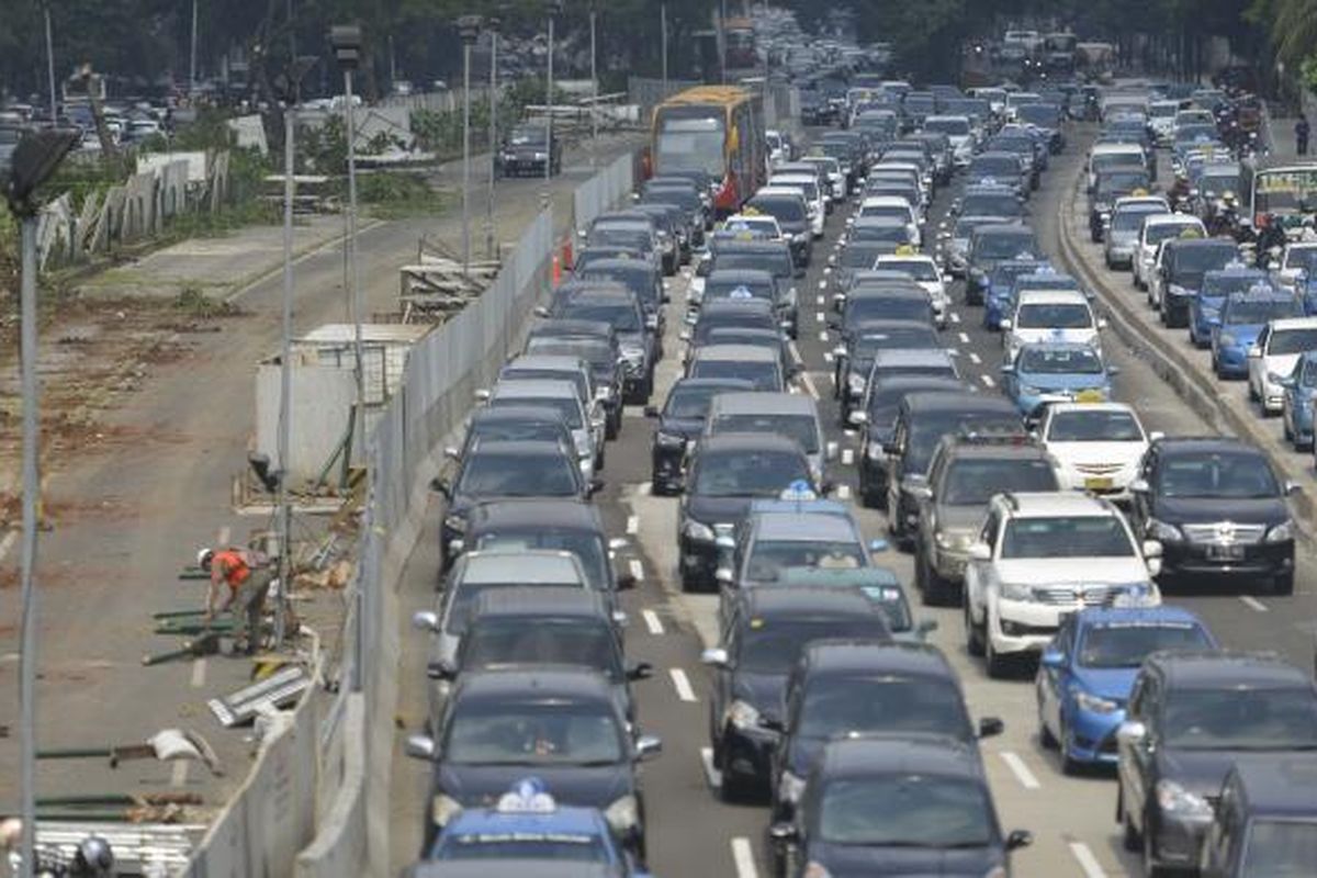 Jalan Jenderal Sudirman, Jakarta, tepatnya di sekitar proyek MRT, di depan Polda Metro Jaya, seolah berubah menjadi areal parkir kendaraan pribadi saat jam kerja, seperti yang terlihat pada Rabu (20/8/2014). Masyarakat menaruh harapan besar terhadap proyek pembangunan transportasi massal tersebut dalam mengurai kemacetan di Jakarta. KOMPAS/WAWAN H PRABOWO