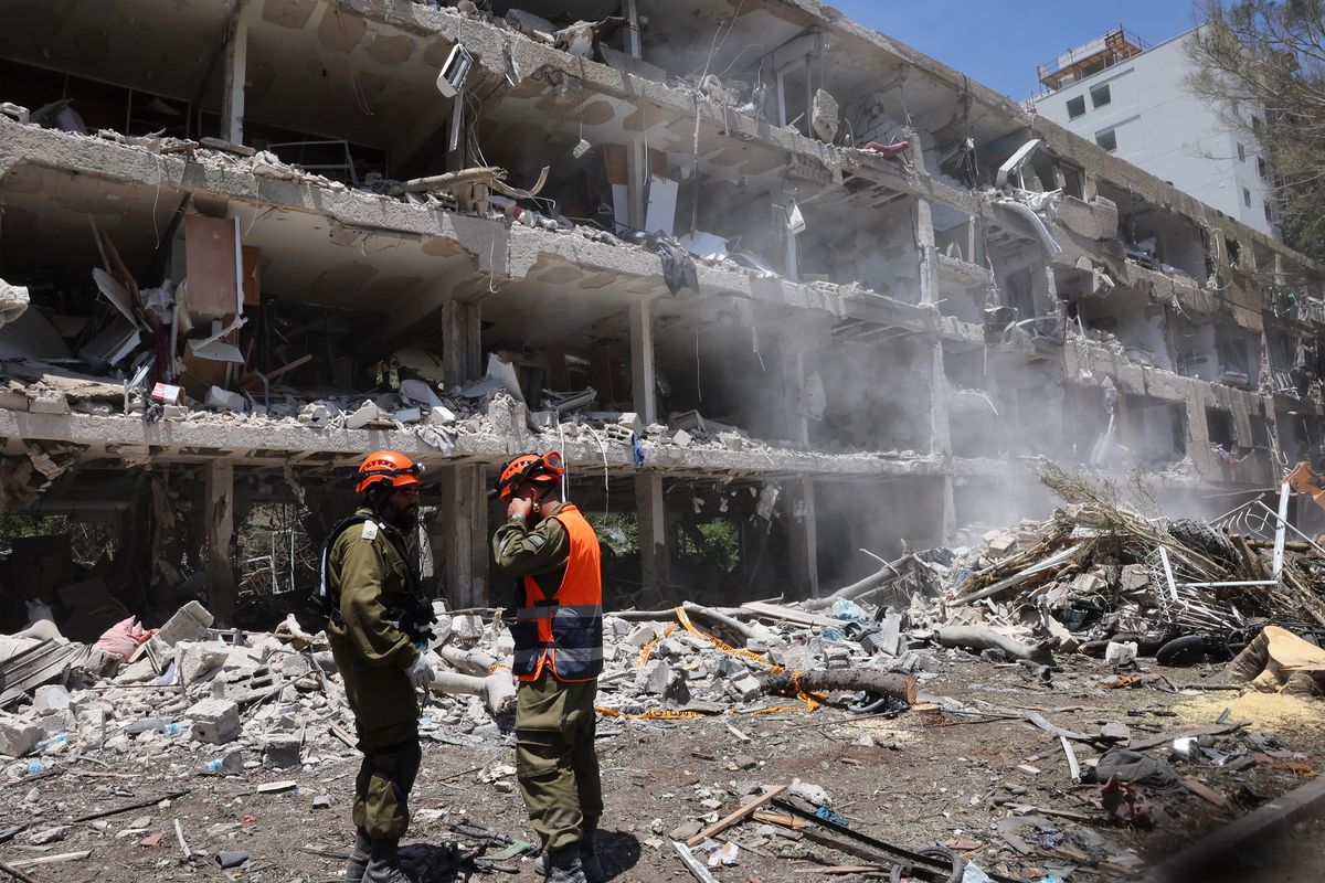 Petugas keamanan Israel memeriksa kerusakan bangunan yang hancur dihantam rudal Iran, di kawasan permukiman Ramat Aviv, Ibu Kota Tel Aviv, Israel, Minggu (22/6/2025).