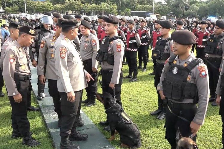 Persiapan pengamanan diawali apel pasukan yang dipimpin oleh Direktur Samapta (Ditsampta) Polda Jatim, Kombes Pol. Budi Karyono, di Mapolda Rabu (19/1/2025). 