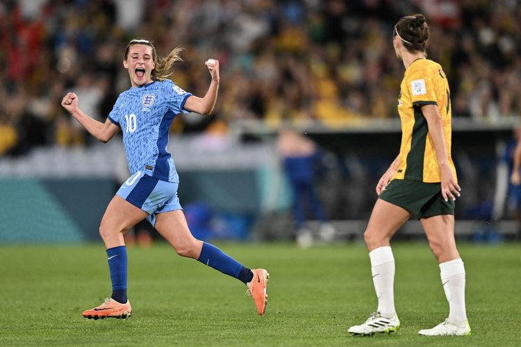 Gelandang timnas sepak bola wanita Inggris, Ella Toone, merayakan gol yang ia cetak ke gawang Australia dalam laga semifinal Piala Dunia Wanita 2023 yang digelar di Olympic Stadium, Sydney, pada Rabu (16/8/2023) sore WIB. (Foto oleh IZHAR KHAN/AFP)