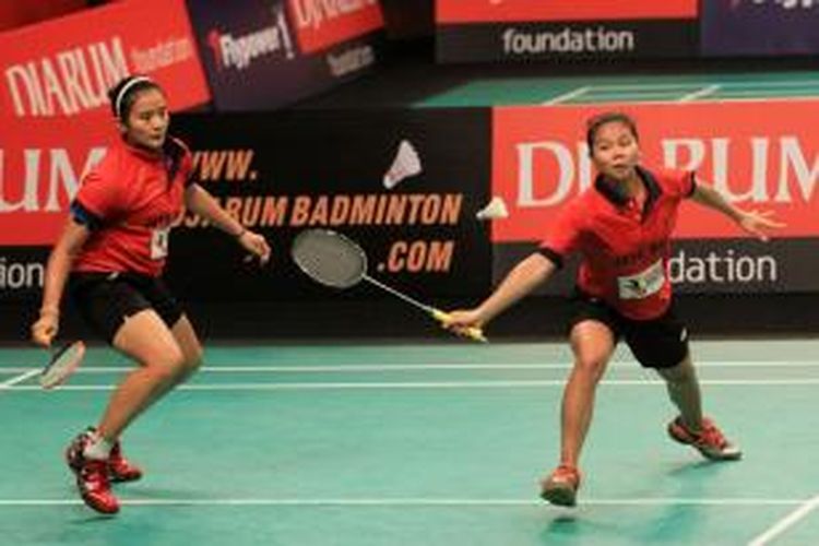 Pemain ganda Jaya Raya Jakarta, Greysia Polii (kanan)/Anggia Shitta Awanda, beraksi saat melawan pemain Djarum Kudus, Rosyita Eka Putri Sari/Komala Dewi, pada semifinal Djarum Superliga Badminton 2015 di Denpasar, Jumat (30/1/2015).