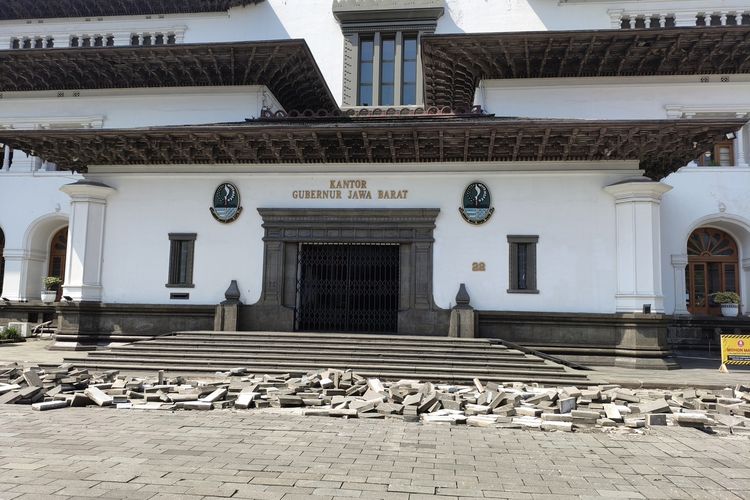 Gedung Sate Dirombak Jadi Plaza Terhubung Gasibu, Proyek Rp 15,8 Miliar, Alat Berat Bongkar Halaman