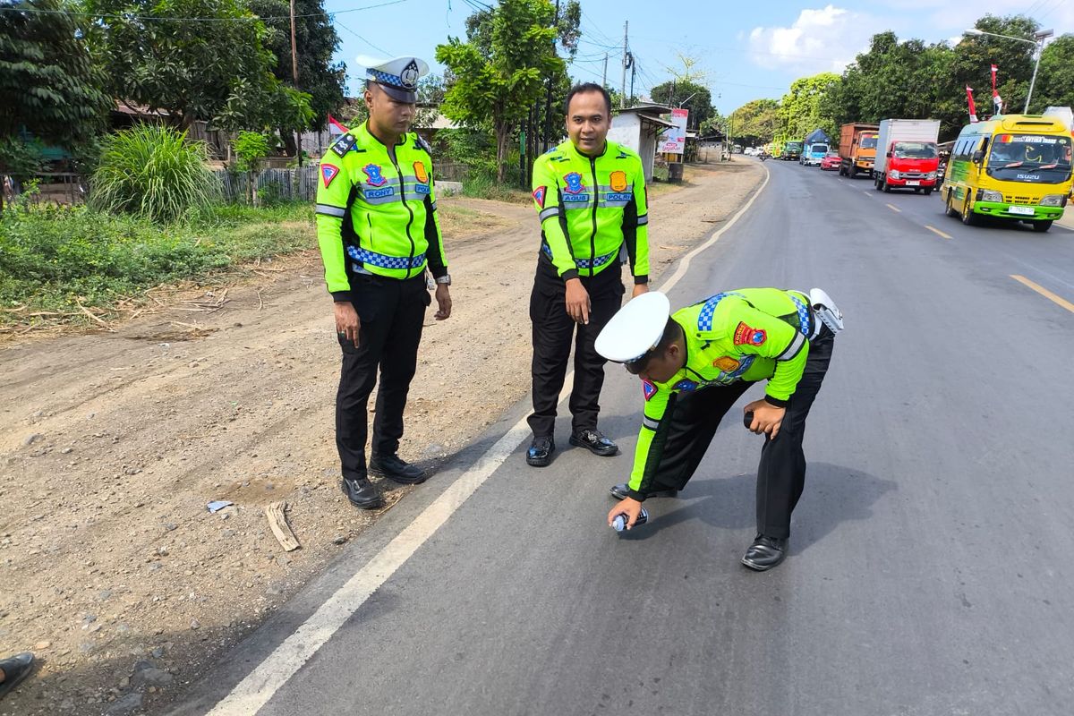 Aparat Polres Situbondo olah TKP dalam peristiwa truk menabrak sepeda motor di Jalan Pantura Asembagus Kabupaten Situbondo Provinsi Jawa Timur, Kamis (1/8/2024).