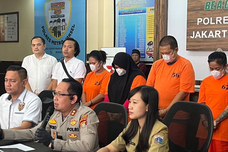 Empat tersangka dalam kasus penyelenggaraan pesta seks di bilangan Semanggi,, Jakarta Selatan, saat ditunjukkan di hadapan publik di lobi Mapolres Metro Jakarta Selatan, Selasa (12/9/2023).