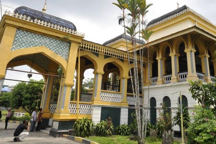 Pengunjung melihat Istana Maimun yang merupakan peninggalan Kesultanan Deli di Kota Medan, Sumatera Utara, Sabtu (28/4/2012). Istana yang dibangun pada tahun 1888 oleh Sultan Makmun Al-Rasid ini merupakan bangunan bersejarah yang menjadi ikon kota. Di dalamnya tersimpan benda-benda peninggalan keluarga kesultanan yang lekat dengan sejarah budaya Melayu di Medan. 