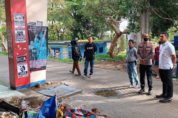 Anggota SSDM Polri bersama Kapolres Malang, AKBP Putu Kholis Aryana saat melihat kondisi Stadion Kanjuruhan pasca tragedi kerusuhan, Kamis (27/10/2022).