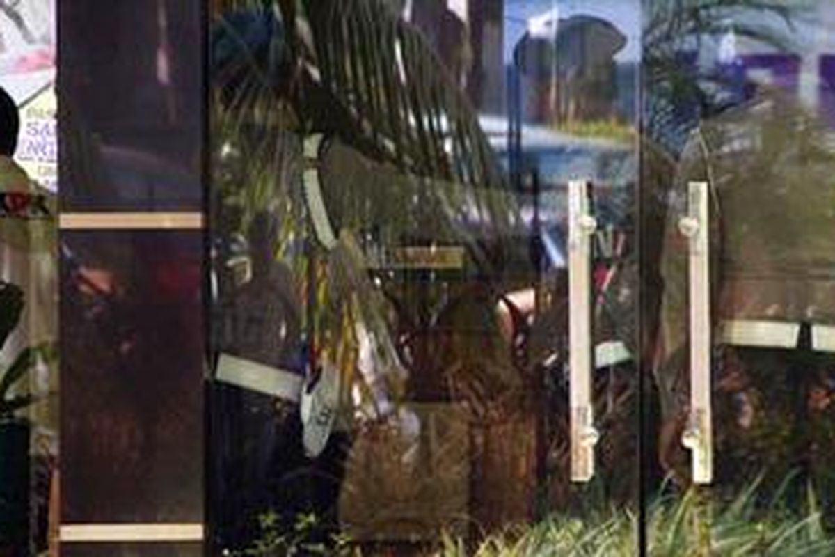 Situasi di dalam tempat penggeledahan Gedung Korps Lalu Lintas, Jakarta, Selasa (31/7/2012). Penggeledahan ini diindikasi karena proyek pengadaan simulator kemudi motor dan mobil.