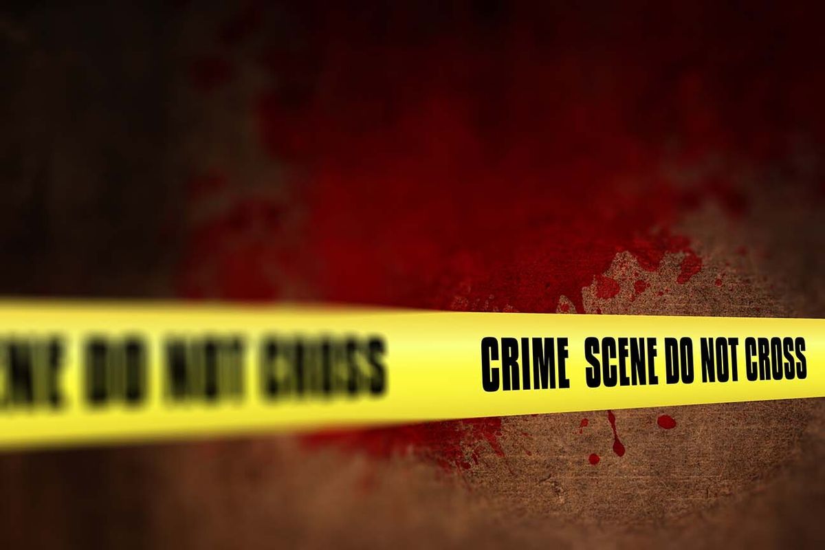 Ilustrasi garis polisi. - Misteri tewasnya dua petani, EA (23) dan H (32), warga Kelurahan Sijangkung, Kecamatan Singkawang Selatan, Kota Singkawang, Provinsi Kalimantan Barat akhirnya terungkap Polisi memastikan, kedua korban meninggal bukan akibat tindak pidana pembunuhan, melainkan sengatan listrik dari kawat bertegangan yang terpasang di kebun.