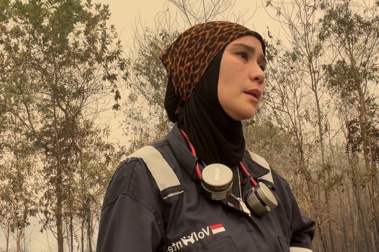 Zaskia Adya Mecca Turun Langsung Padamkan Kebakaran Hutan di Kalimantan