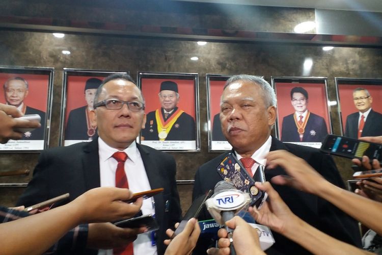 Kepala LIPI Laksana Tri Handoko (kiri) dan Menteri PUPR Basuki Hadimuljono (kanan) saat ditemui seusai peringatan 51 tahun LIPI di Auditorium LIPI, Jakarta, Kamis (23/8/2018).