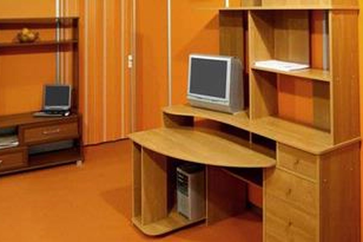 Hindari warna terlalu terang, karena akan membuat sulit tidur bila saat lelap telah datang. Lebih baik Anda mengaplikasikan warna-warna pastel, netral, atau hangat pada dinding, plafon, serta furnitur di dalamnya.