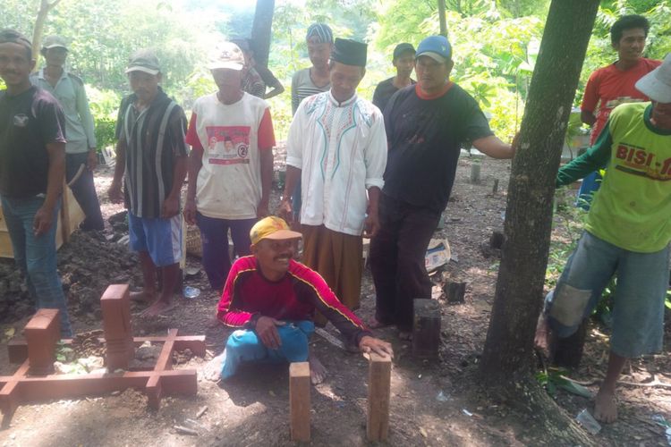 Warga menunjukkan makam bayi yang diduga ditemukan di perut ? Ganang Yudho Putra Duri (17), di pemakaman ?Desa Panunggalan, Kecamatan Pulokulon, Kabupaten Grobogan, Jawa Tengah?, Rabu (25/10/2017).