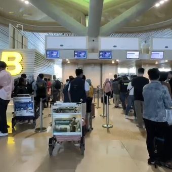 Kepadatan penumpang di Bandar Udara Yogyakarta International Airport (YIA) di Kabupaten Kulon Progo, Daerah Istimewa Yogyakarta.