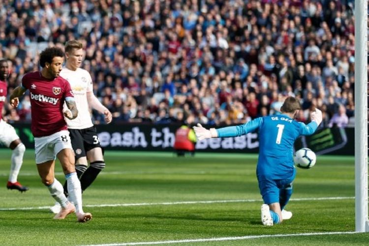 Felipe Anderson menaklukkan David De Gea pada laga West Ham vs Manchester United di Stadion London dalam lanjutan Premier League, 29 September 2018. 