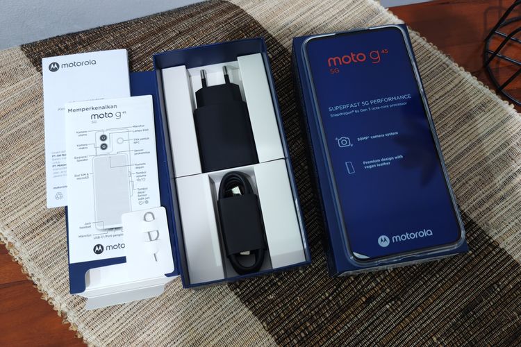 Unboxing melihat isi kemasan Moto G45 5G.