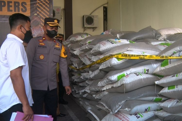 Polisi menyita pupuk subsidi yang dijual secara ilegal, di Trenggalek Jawa Timur, Senin (13/06/2022).