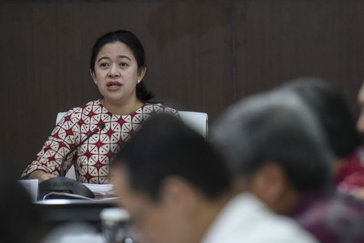 Menteri Koordinator bidang Pembangunan Manusia dan Kebudayaan (Menko PMK) Puan Maharani memimpin rapat koordinasi tingkat menteri di Kemenko PMK, Jakarta, Senin (6/11/2017). Rapat tersebut membahas pengendalian defisit BPJS Kesehatan.