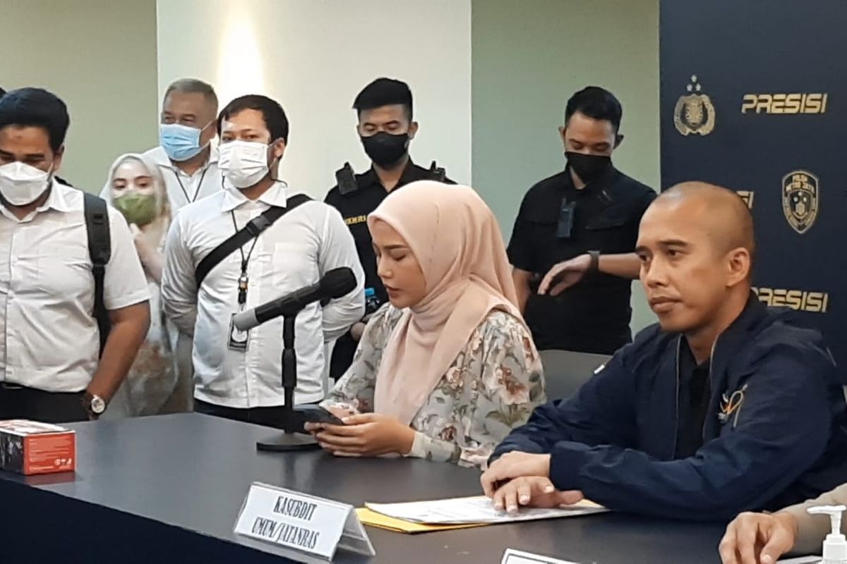 Selebgram Dara Arafah saat menghadiri konferensi pers di Polda Metro Jaya, Senin (12/9/2022). 