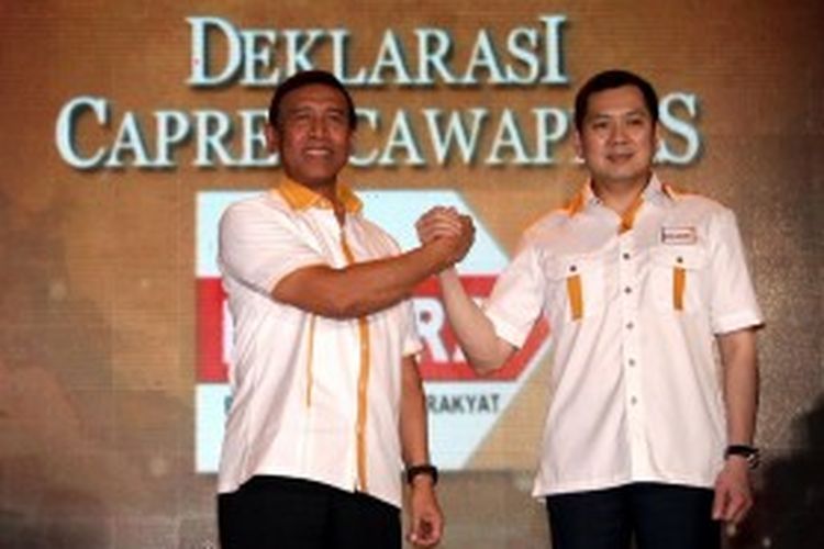 Calon presiden dan wakil presiden yang diusung Partai Hanura Wiranto (kiri) dan Hary Tanoesoedibjo saat acara deklarasi capres-cawapres dari Partai Hanura di Jakarta, Selasa (2/7/2013). Sebelum diusung sebagai cawapres Partai Hanura, Hary Tanoesoedibjo sempat bergabung dengan Partai NasDem yang dipimpin Surya Paloh.  