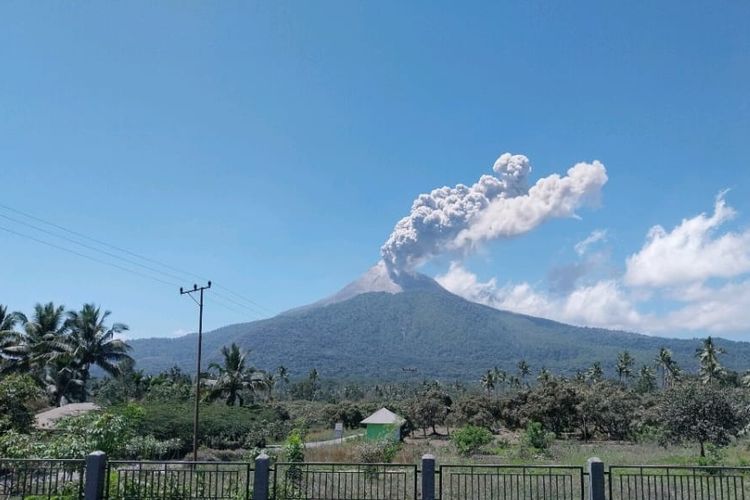 PVMBG Imbau Warga Lereng Gunung Lewotobi Waspadai Gempa Tektonik Lokal