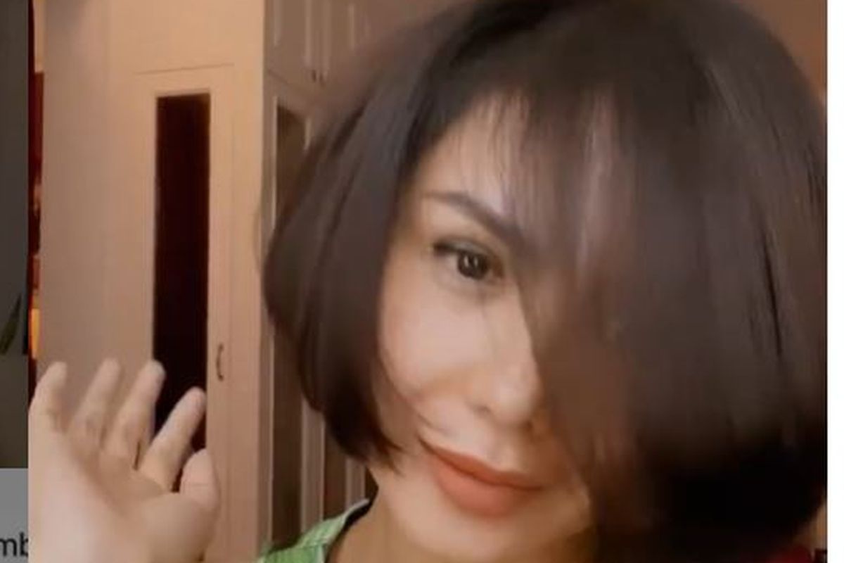 Yuni Shara dengan potongan rambut bob