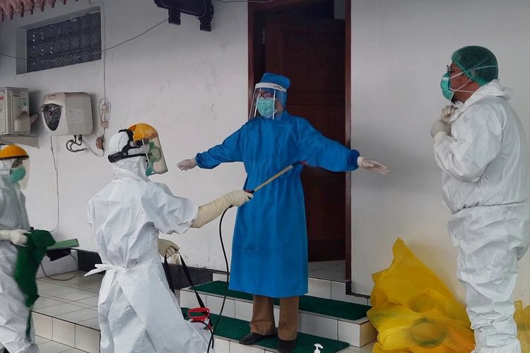 Petugas RSUD Panti Nugroho melakukan disinfeksi Kompleks Rumah Dinas Bupati Purbalingga, Jawa Tengah, Senin (14/12/2020).