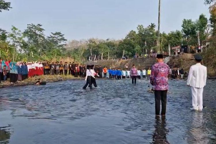 Warga Desa di Ponorogo Upacara di Aliran Sungai, Kenang Jejak Jenderal Soedirman