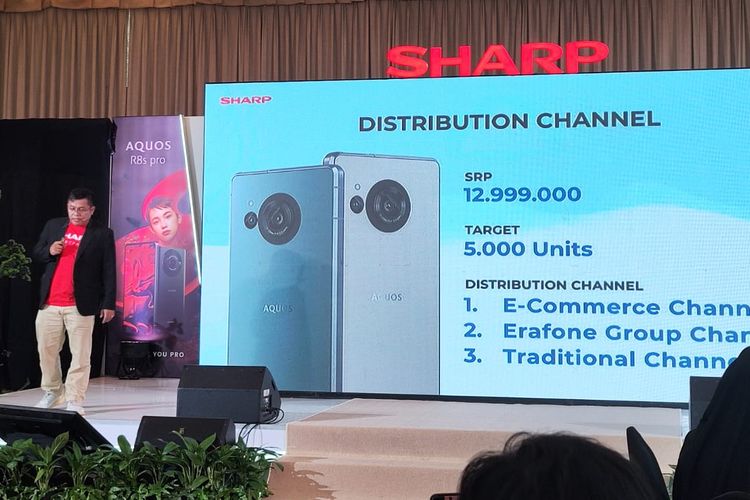 Sharp Electronics Indonesia Smartphone Product Strategy, Sabar Yusuf mengungkap harga Sharp Aquos R8s series di acara peluncuran di Jakarta, Rabu (6/12/2023).