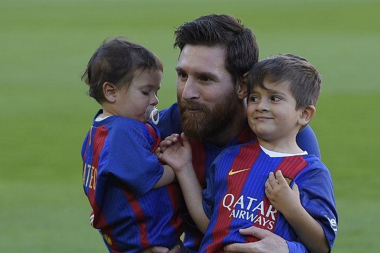 Lionel Messi berpose dengan dua putranya Mateo (kiri) dan Thiago (kanan) sebelum laga Barcelona vs Villarreal di Stadion Camp Nou, 6 Mei 2017.